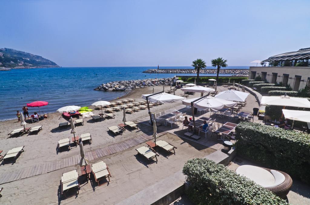 Hotel Riviera dei Fiori San Lorenzo al Mare Esterno foto