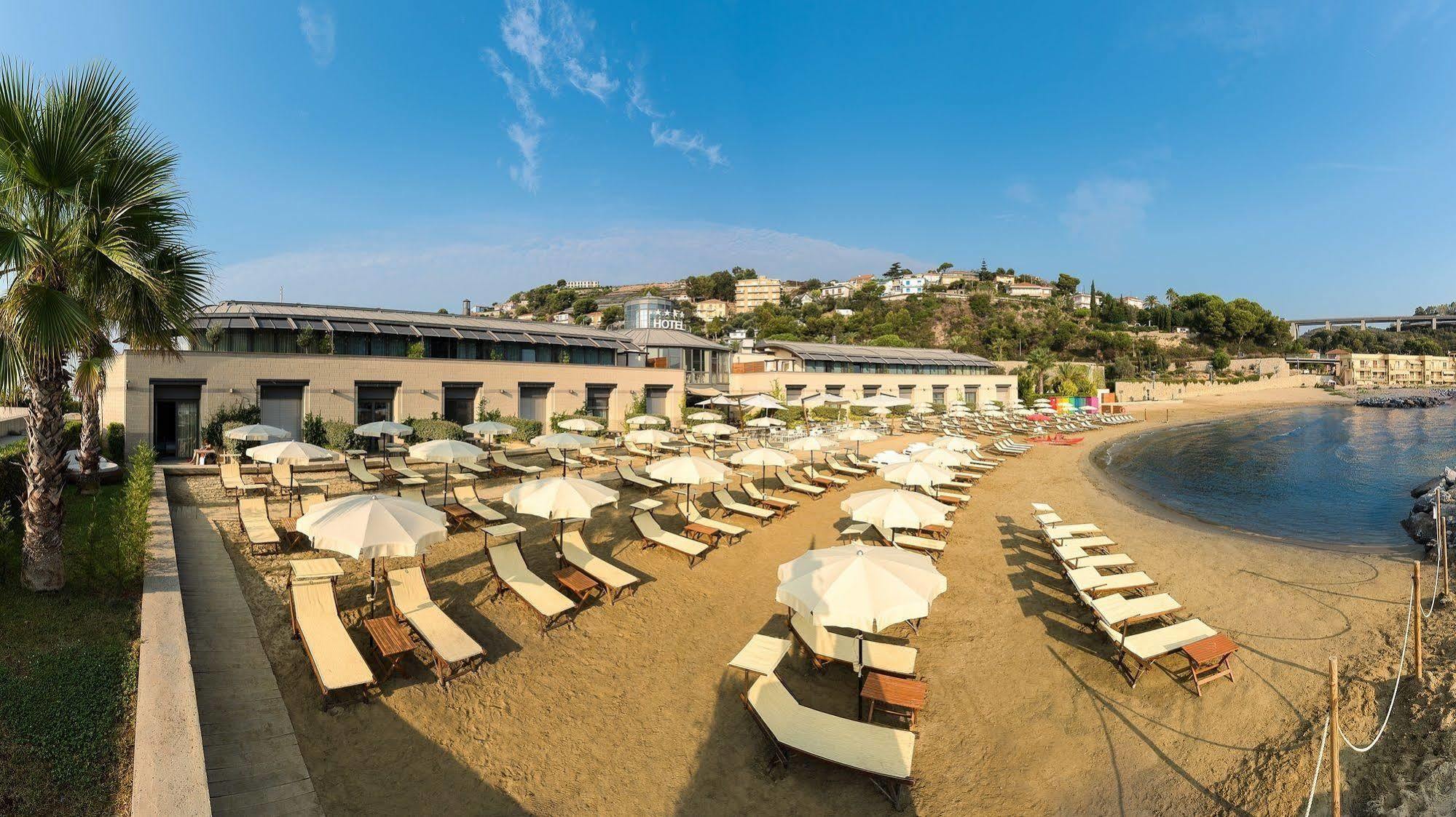 Hotel Riviera dei Fiori San Lorenzo al Mare Esterno foto